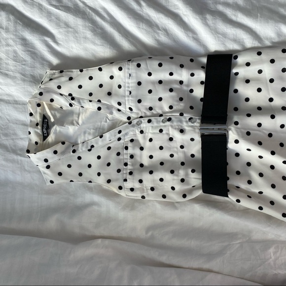 XS white with black polka dot belted sleeveless dress from EXPRESS - Picture 3 of 4